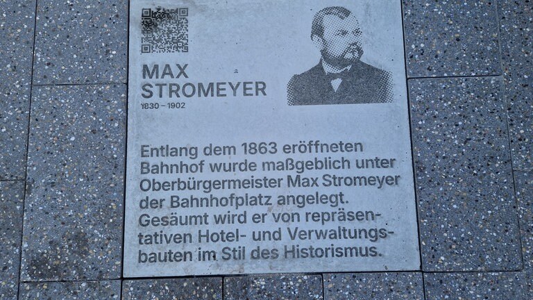 Platten mit QR-Codes vermitteln Wissen am neuen Bahnhofsvorplatz. Er wurde am Sonntag in Konstanz offiziell eingeweiht. 
