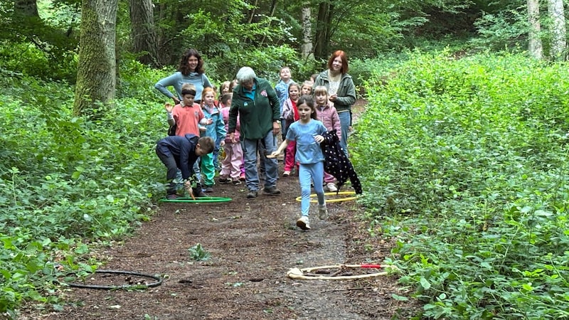 Referendarin Laura Krauß ist mit den Schülern der Grundschule Mackenbach im Wald. 