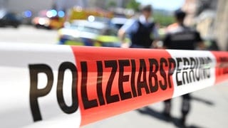 Die Polizei hat einen Tatort abgesperrt (Archivbild)