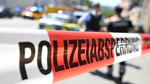 Die Polizei hat einen Tatort abgesperrt (Archivbild)