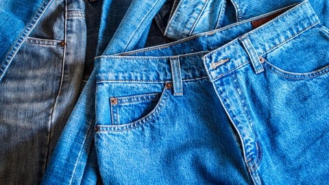 verschiedene Jeans liegen übereinander