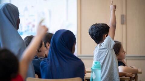 Im ersten Halbjahr 2025 sind weniger Asylbewerber nach RLP gekommen. Trotzdem ist der betreuungsbedraf hoch, wie beim Deutschunterricht.