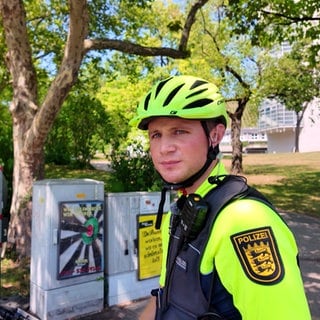 Polizist auf dem Fahrrad in Stuttgart