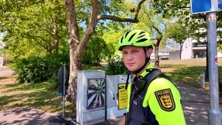 Polizist auf dem Fahrrad in Stuttgart