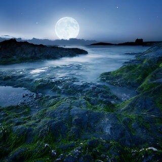Vollmond an der Küste in Cornwall
