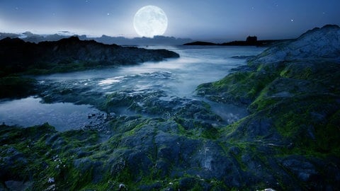 Vollmond an der Küste in Cornwall