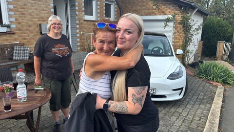 Die neue Besitzerin Josephine Bauer und die Ziehmutter von Hirsch "Henry" liegen sich in den Armen.