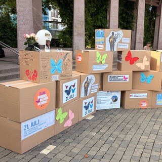 Temporär ist ein Denkmal aus Kartons auf dem Exerzierplatz in Pirmasens aufgestellt. 