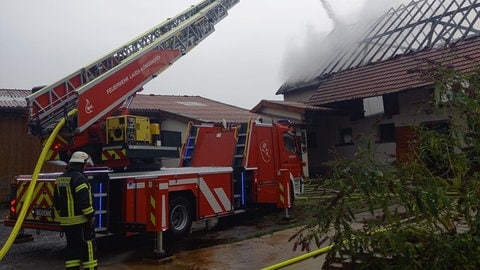 Ein Blitzeinschlag hat ein Großrinderfeld für einen Brand in einer Scheune gesorgt. 