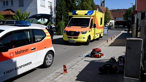 Rettungskräfte am Unfallort in Dornstadt. In einer Blutprobe des Unfallfahrers wurde laut der Staatsanwaltschaft Ulm ein Wirkstoff eines Medikaments festgestellt.
