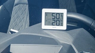 Ein Digitalthermometer zeigt die Temperatur im Innenraum eines Autos an (Symbolbild). 