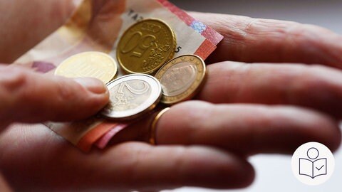Eine Hand. In der Hand liegt Geld. Es ist ein 10-Euro-Schein und Münzen. Ein Finger der anderen Hand zeigt auf das Geld. Es geht um das Thema Schulden. Rechts das SWR Logo für Leichte Sprache. 