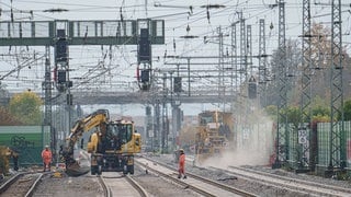 Gleisarbeiten wurden 2024 auf der Riedbahnbaustelle am Bahnhof Gernsheim ausgeführt. Auf der Strecke zwischen Mannheim und Frankfurt.