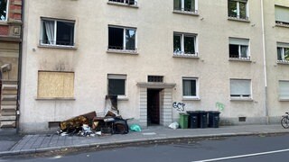 Brandspuren an einem Mehrfamilienhaus in der Mainzer Neustadt. 17 Menschen wurden von der Feuerwehr in Sicherheit gebracht. 