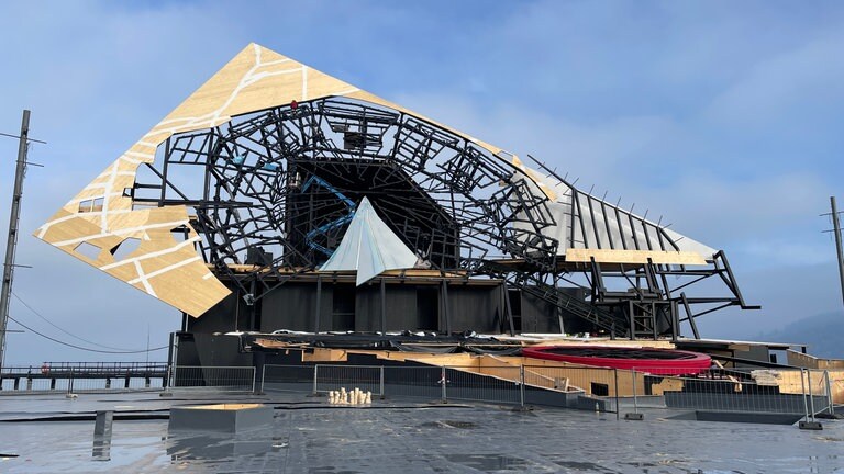 Bei den Bregenzer Festspielen laufen die Arbeiten: Am Bodensee entsteht das Bühnenbild für die Oper "La traviata".