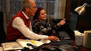 Lissy zeigt Herrn Weiss etwas am Computer