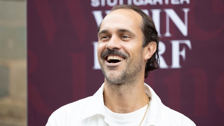 Schauspieler Felician Hohnloser am Dienstag (26.8). beim Weindorf-Treff Stuttgart 2026.