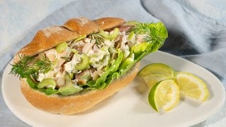 Fischbrötchen mit Forelle, angerichtet auf einem Teller. Ein SWR1 Pfännle-Rezept zum Motto "Bock auf Brot".
