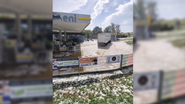 Auf dem Boden vor einer Tankstelle in Owingen liegt Hagel
