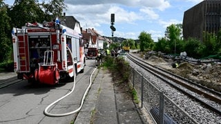 Bauarbeiter haben am Sonntag in Blaustein ein Stromkabel angebohrt. Die Feuerwehr Blaustein war mit einem Dutzend Kräften vor Ort. 