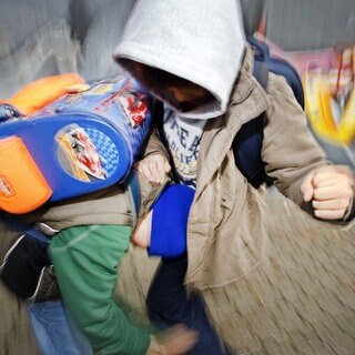 Zwei Kinder in einer Prügelei: Immer wieder kommt es zu Gewaltexzessen zwischen Jugendlichen. Sind das Einzelfälle oder ein gefährlicher Trend?