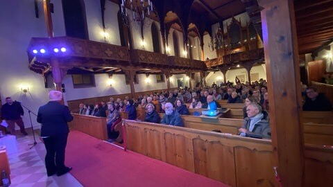 Pro Presbyterium - hier wird über den Sparkurs der evangelischen Kirche der Pfalz diskutiert.
