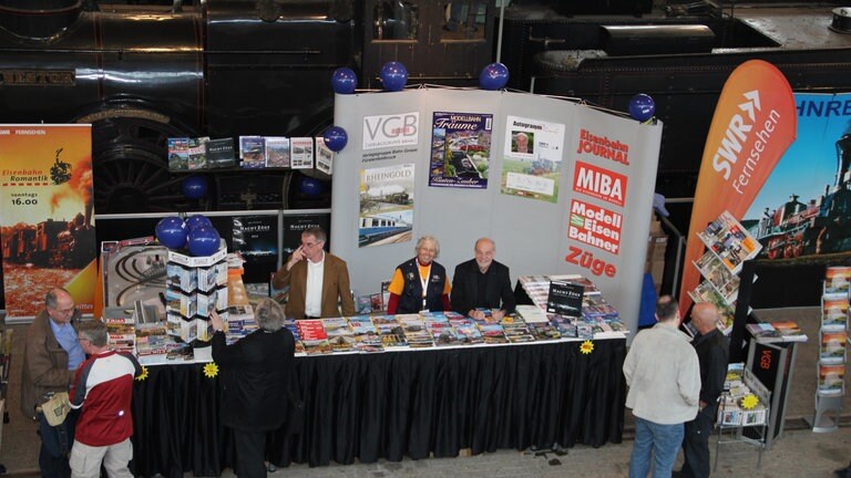 Verlags-Gruppe-Bahn Messestand mit Eisenbahn-Romantik-Team