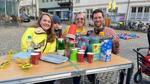 Janina sitzt mit ihrem Sohn, einer Freundin und SWR1 Moderator Corvin Tondera-Klein am Geburtstagstisch in Crailsheim.