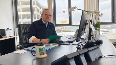 Ludwigshafens neuer OB Klaus Blettner (CDU) ist offiziell vorgestellt worden. Er hat die Presse in seinem neuen Büro empfangen.