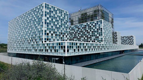Neubau des Internationalen Strafgerichtshofs in Den Haag, an den Außenfenstern befinden sich Pflanzen aus allen 123 Vertragsstaaten