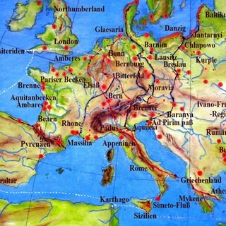 Verlauf der als "Bernsteinstraße" bezeichneten Haupthandelswege.
Rote Punktmarkierungen: Fundorte von Bernstein. Schwarze Linien: Historische Bernsteinstraßen.