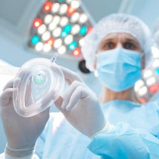 Ärzte im OP mit Sauerstoffmaske