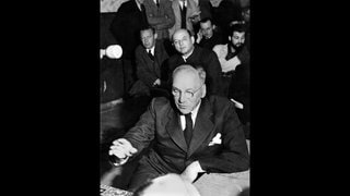 Der Chirug und Lungenspezialist Professor Dr. Ferdinand Sauerbruch während seiner Aussage am 22. April 1949 vor der Entnazifizierungskommission für Ärzte in Berlin