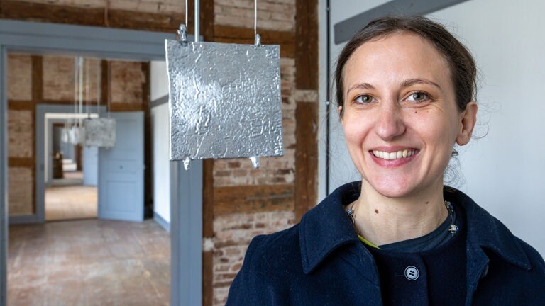 Nika Schmitt vor ihrer Installation "Abweichungsversuche"