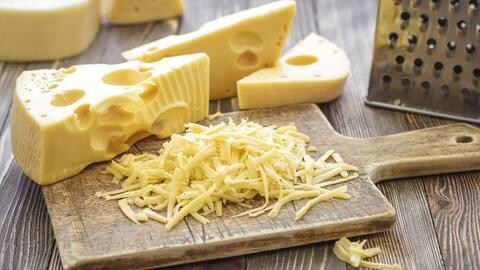 Käse auf einem Schneidebrett