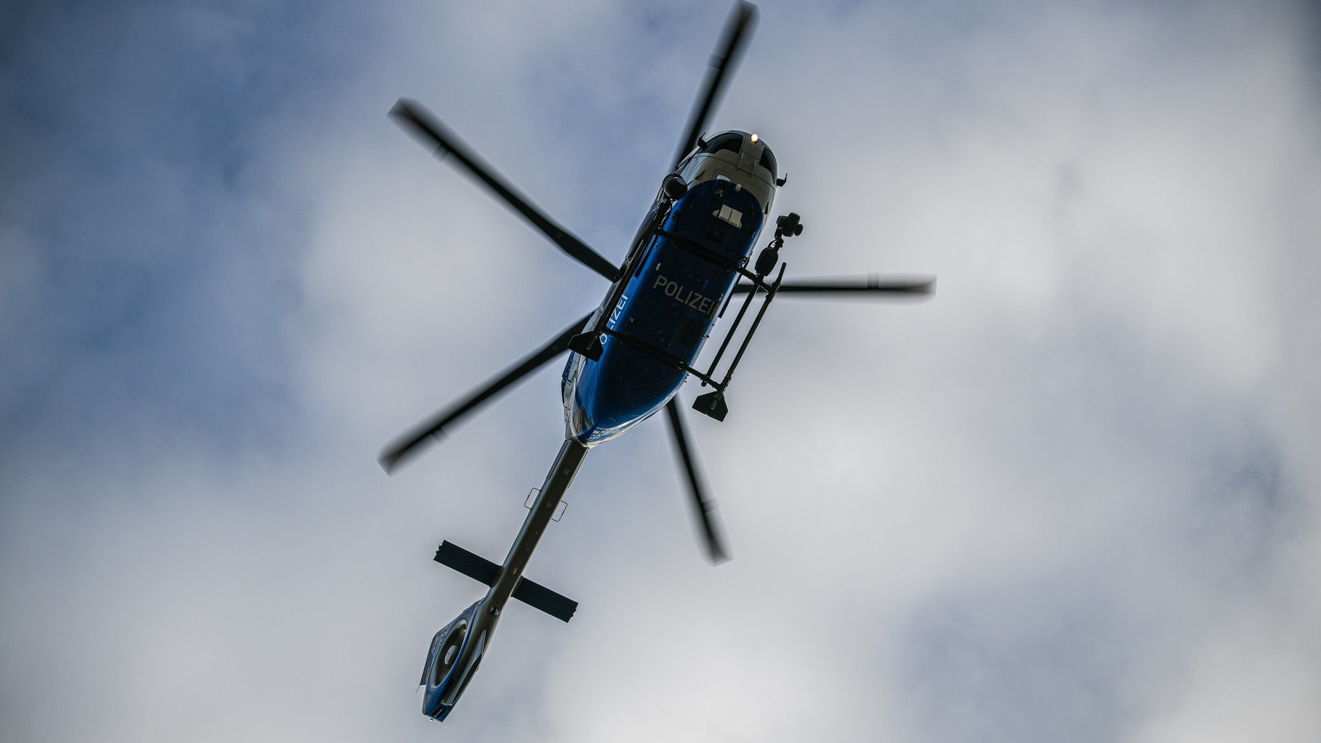 Nach Unfall: Polizei sucht Autofahrer mit Hubschrauber im Wald