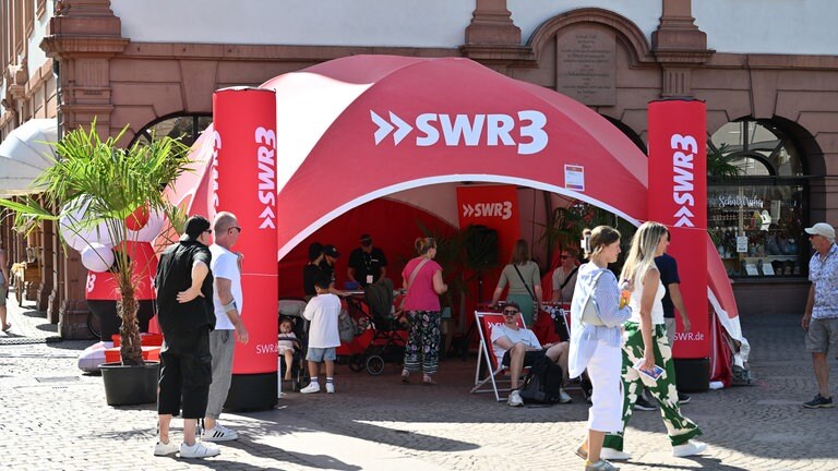 Die SWR Festivalmeile und Festivalbühne auf den SWR Sommerfestival in Speyer.