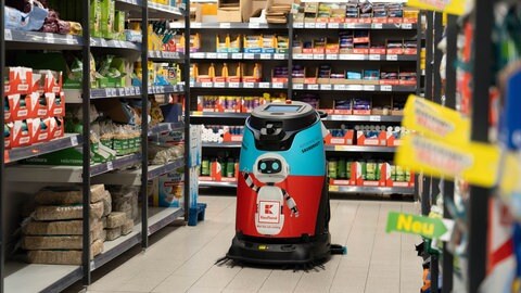 Der Discounter Kaufland testet derzeit in sechs Filialen den Einsatz von Putzrobotern.