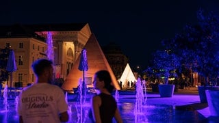 Menschen auf buntem Platz
