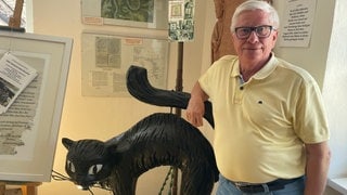 Stadtbürgermeister Hans-Peter Döpgen (FWG) will die Schwarze Katz nicht aufgeben. Diese Figur steht im Heimatmuseum im Rathaus. 
