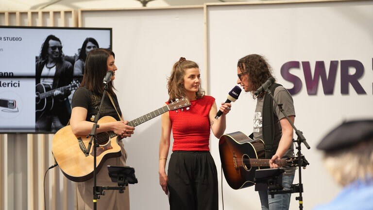 Der Heidelberger SingerSongwriterin und Gitarrist Sven Wittmann mit Partnerin Anna Clerici auf der SWR Bühne 