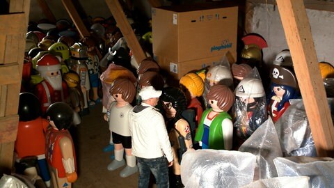 550 riesige Playmobil-Figuren passen in kein Wohnhaus. Achim Wille hat extra eine zusätzliche Scheune angemietet, um all seine Lieblinge unterzubringen.