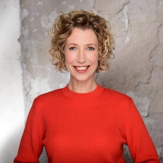 Ernährungsexpertin Dr. Heike Niemeier schaut lachend in die Kamera. 