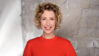 Ernährungsexpertin Dr. Heike Niemeier schaut lachend in die Kamera. 