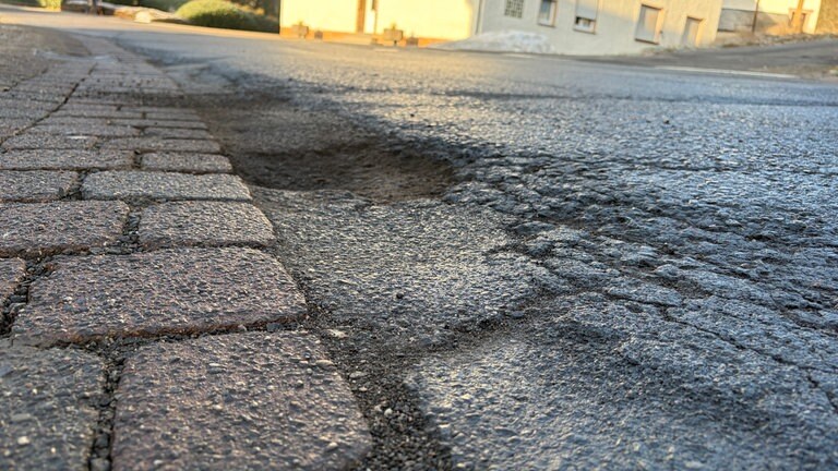 Straßenmeisterei bessert Schlaglöcher in Rheinland-Pfalz aus.