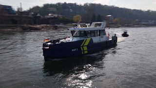 Das neue Haupteinsatzboot der Wasserschutzpolizei Koblenz fährt auf dem Rhein.