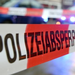 Absperrband. Symbolbild zu Brand in Obdachlosenunterkunft in Stuttgart