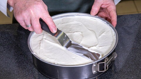 Die Creme der Erdbeer-Schoko-Torte wird, wie im Rezept erwähnt, auf den Rührteig gestrichen. 