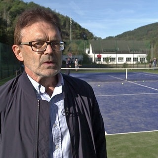 Günther Bleffert, Vorsitzender SV Altenahr Tennis, auf dem Tennisplatz in Ahrbrück
