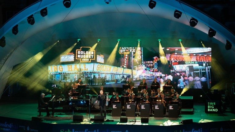 Curtis Stigers und SWR Big Band auf der Bühne